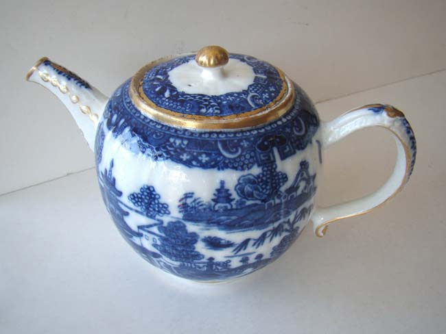 An 18th century English blue and white Teapot by Caughley in the Chinese 'Willow' pattern circa 1775